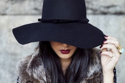 Le chapeau en feutrine a bord droit ou flottant et&nbsp;+